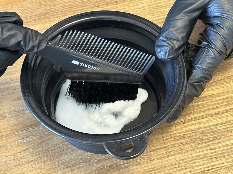 カラーベースとカラーディベロッパーの2剤をトレイに出し、コームブラシで混ぜ合わせます。優しい香りでツンとしないのもいいですね