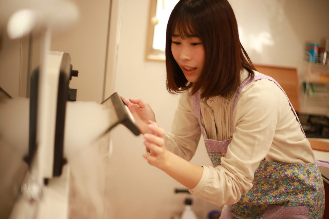 オーブントースターを使う女性