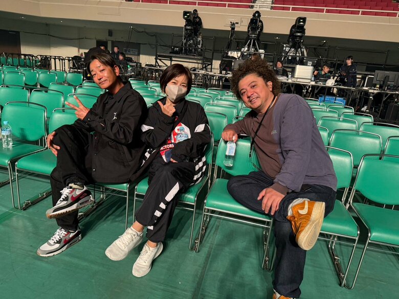 2025年3月、「沖縄アクターズスクール完全復活祭」のイベントで日本武道館へ（中央：牧野アンナさん、右：YUKINARIさん）