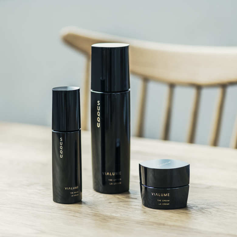 （左から）ヴィアルム ザ セラム 50ml 2万円（税抜）、ヴィアルム ザ ローション 150ml 1万5000円（税抜）、ヴィアルム ザ クリーム 30g 3万円（税抜）／すべてSUQQU