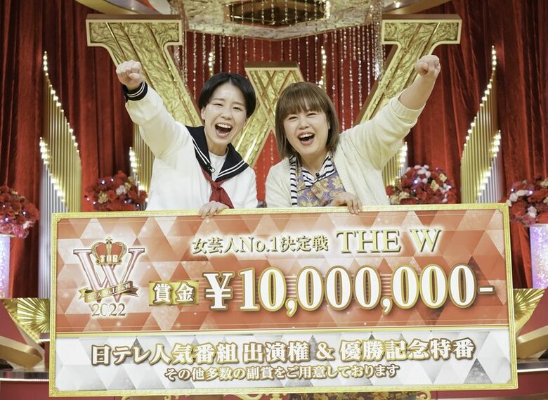 「女芸人No.1決定戦 THE W 2022」で優勝を果たした、天才ピアニスト（竹内知咲、ますみ）／(c)FANY マガジン