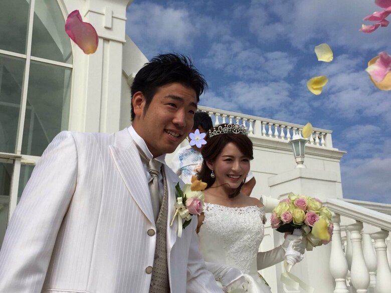 純白のウェディングドレス姿と弾ける笑顔が眩しい！結婚式の際の菊池夫妻