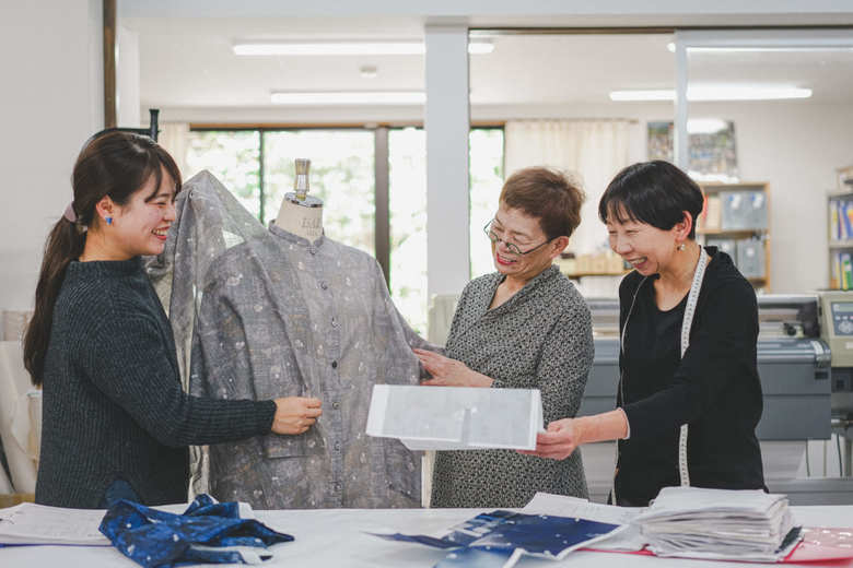 登美さんは今も洋服のデザイナーとして活躍中。