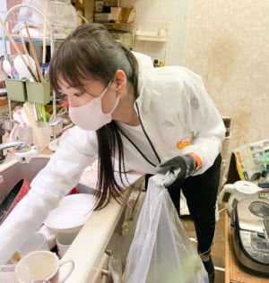 清掃代行の作業をする金澤社長