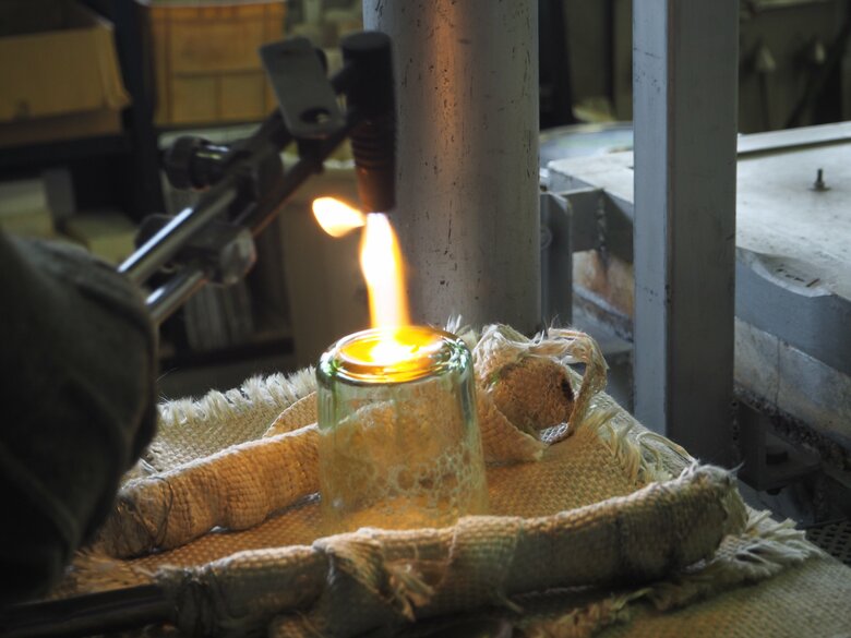 ガラス作品を制作中の様子