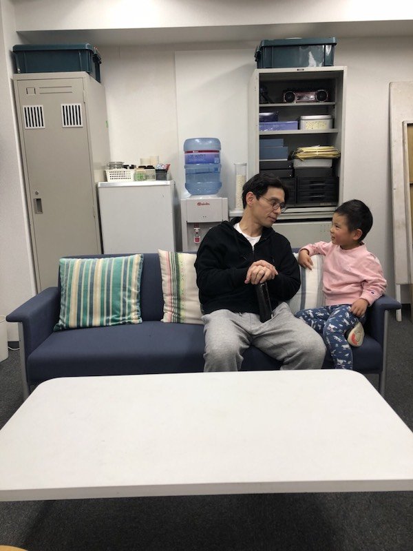 ▲撮影現場に遊びに来た息子・晴太朗。パパの仕事場に潜入できるのは、やっぱり嬉しいらしい。