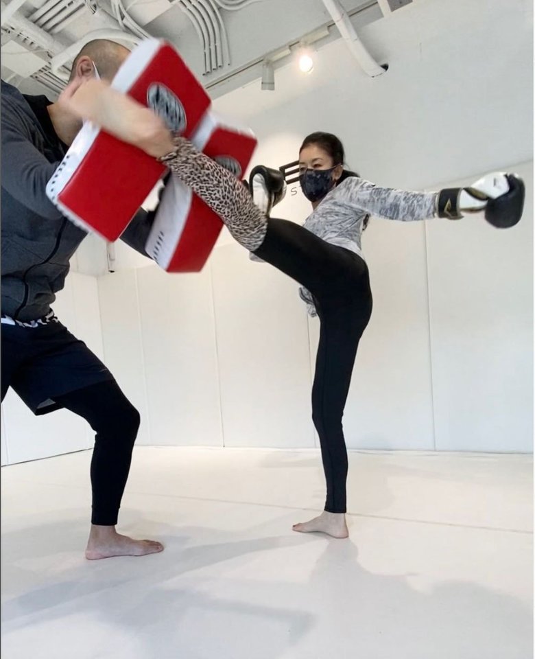 病気発覚前、キックボクシングで豪快にキックをする藤さん