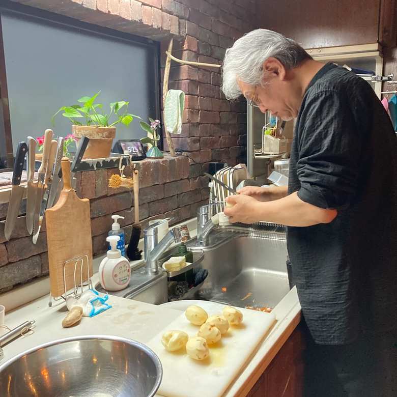 お孫さんたちのために、夕食の支度をする大吉さん。