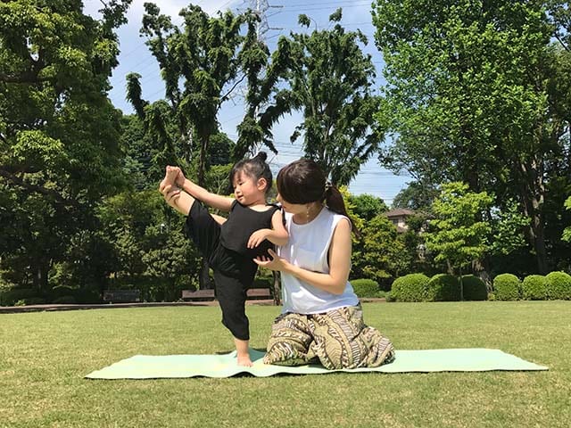 ヨガをする齊藤さんと娘