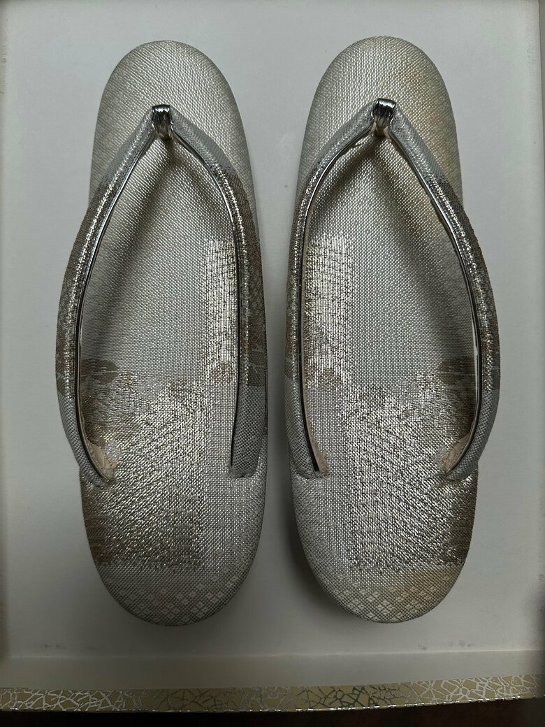 未知子さんが織った反物を奥様が店に持ち込んで草履やバッグにしてもらったという