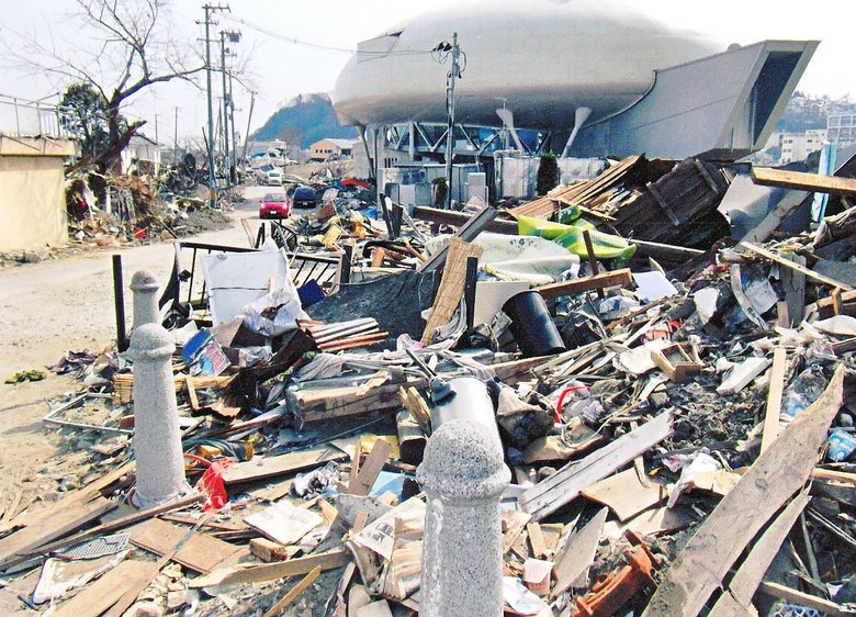 震災直後、中瀬にある石ノ森萬画館周辺の街の風景