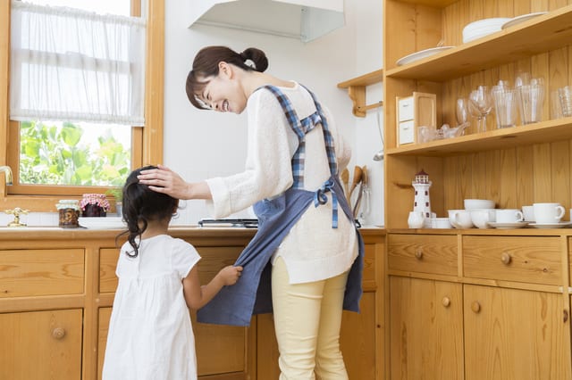 子どもをほめている女性