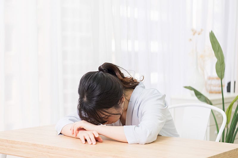 悩む女性