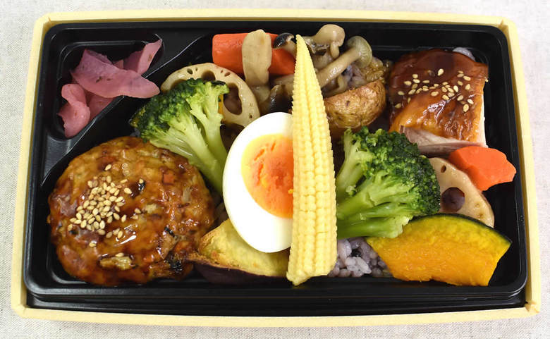 ナチュラルローソンのにおすすめお弁当 「十二品目の豆腐ハンバーグ弁当」実食画像