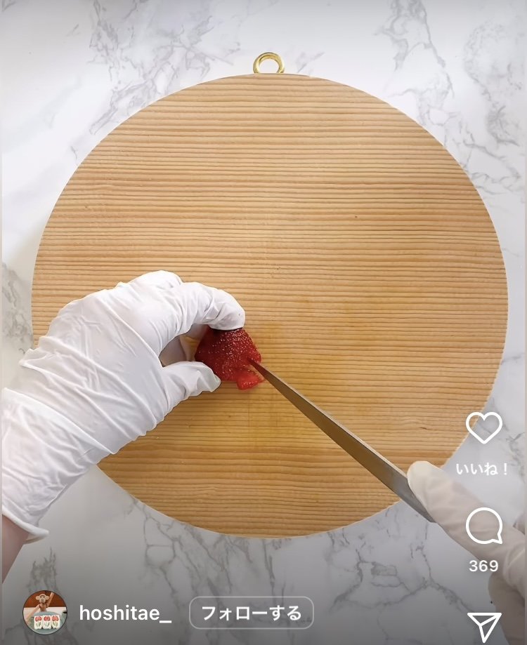 【作り方4】いちごのへたを取って先端をギザギザにカットする