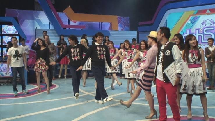 インドネシアで大ヒットし「アーティスト」として有名歌番組に出演（中央黒服左側が多田さん）