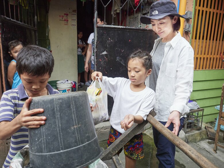 親善大使として支援活動地域を訪問（写真提供／国際NGOワールド・ビジョン・ジャパン）
