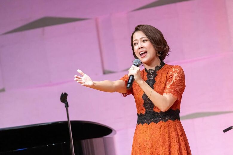 舞台で熱唱する大和田さん