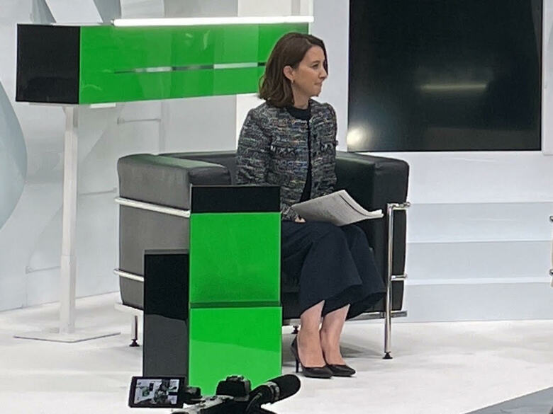 仕事に励む政井さん