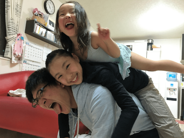 家で子どもたちと過ごす杉山さん