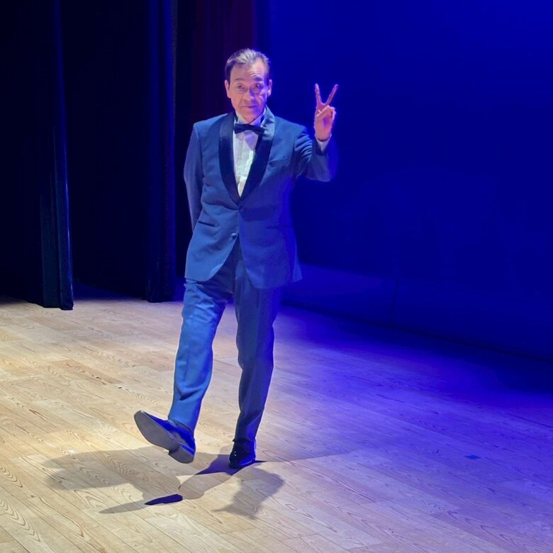 ステージショーの本番前の清水アキラさん