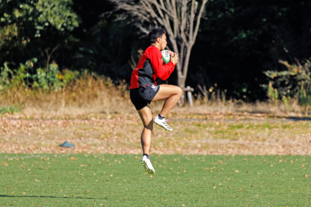 高く飛んでボールをキャッチする姿に身体能力の高さがうかがえる