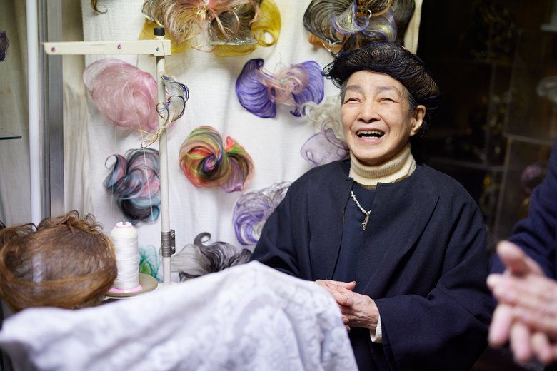 フランスのファッション誌に掲載されていたカクテルドレスをもとに作ったという仕事着を着た京子さん。「美容師時代のお客様に100着ほど作ってもらったんです」