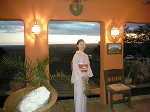 ケニアで開かれた結婚式に着物で出席