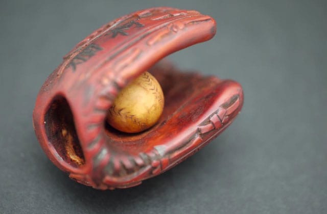 梶浦さんの野球のグローブとボールの伊勢根付作品