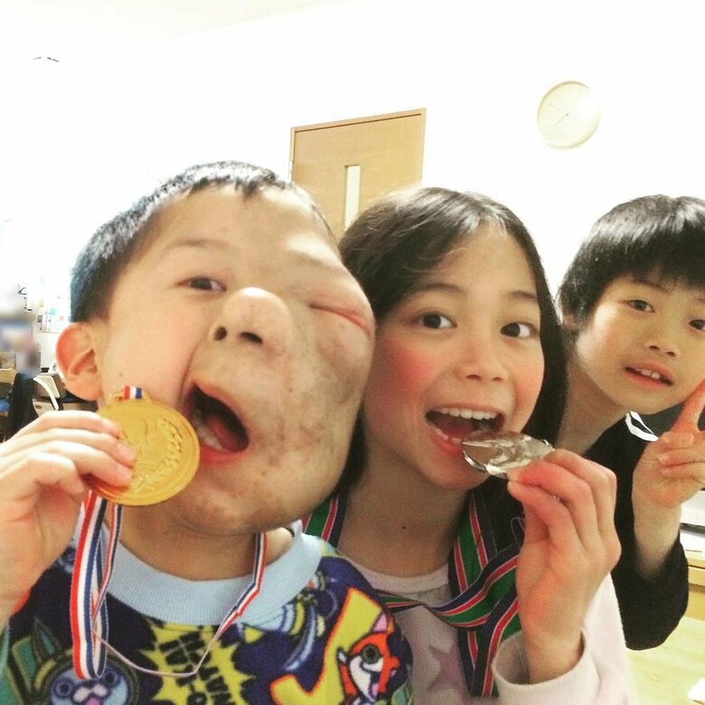  2018年韓国、韓国の平昌（ピョンチャン）オリンピックの金メダルを真似する子どもたち