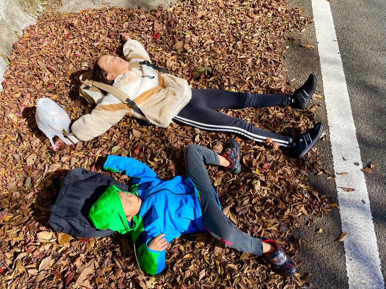 落ち葉の上でくつろぐ子どもたち