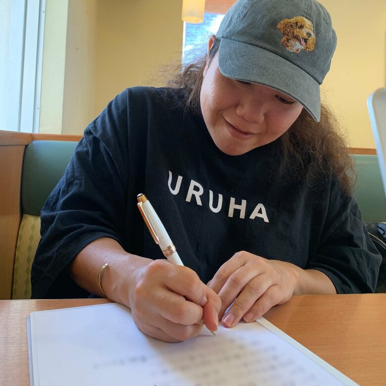 作詞中の仲宗根泉さん