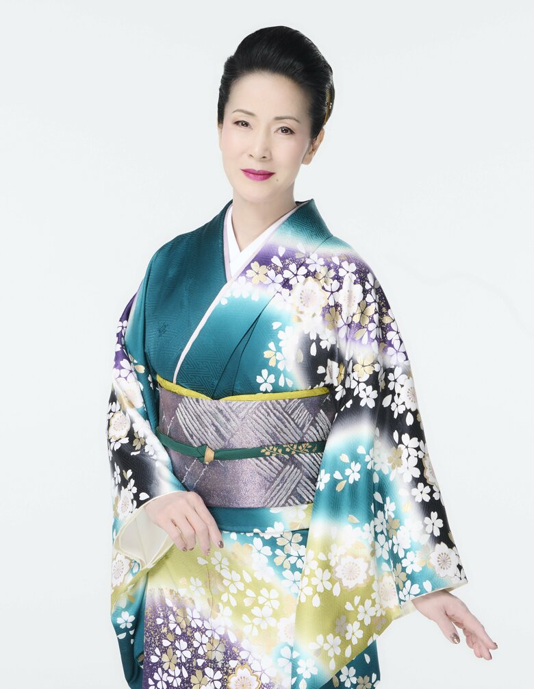 新曲『ほろ酔い満月』の艶やかな衣装姿の坂本さん