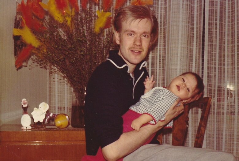 1歳くらい、スウェーデンの自宅で父と