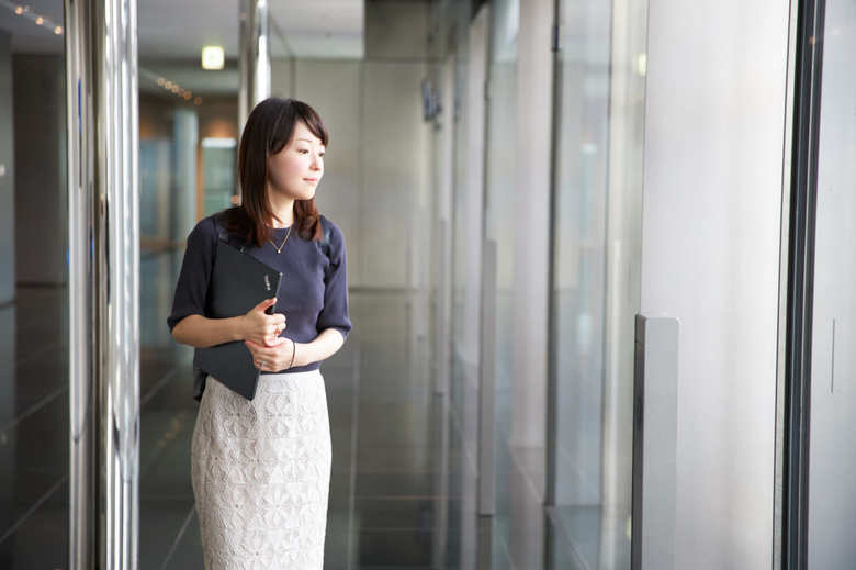 デジタルマーケティング商品開発を約8年経験し、2020年10月よりICT統括室に異動、会社統合に向けたICT標準化、ガバナンス・利便性向上を踏まえた社内ITのサービス企画に関わる大久保さん。プライベートでは、1歳半の女の子の育児に奮闘中。