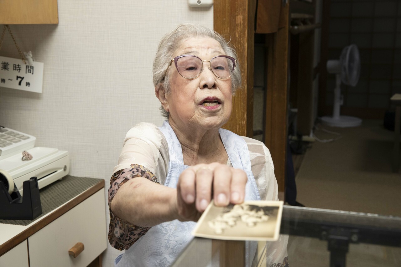 90年近く前の記憶もはっきりと語ってくれた「佃煮処千草屋」の店主・草間千恵子さん