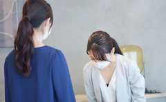 職場がパニック「責任者を出せ」で上司を呼びに行くべきなのか!?