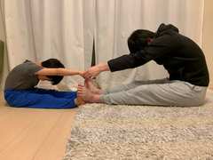 自粛生活で運動不足に拍車が…「子どもロコモ」を解消する親子ストレッチ