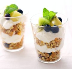 ヨーグルトとグラノーラのミニカップデザートのレシピ