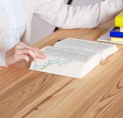 指なめ書類めくりが全面禁止！ 英断に「素晴らしい」