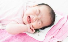 「赤ちゃんが昼寝中。宅配便はチャイム鳴らさず電話を」ステッカーに半数以上が賛成の真意。マナー巡る問題の争点