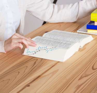 指なめ書類めくりが全面禁止！ 英断に「素晴らしい」