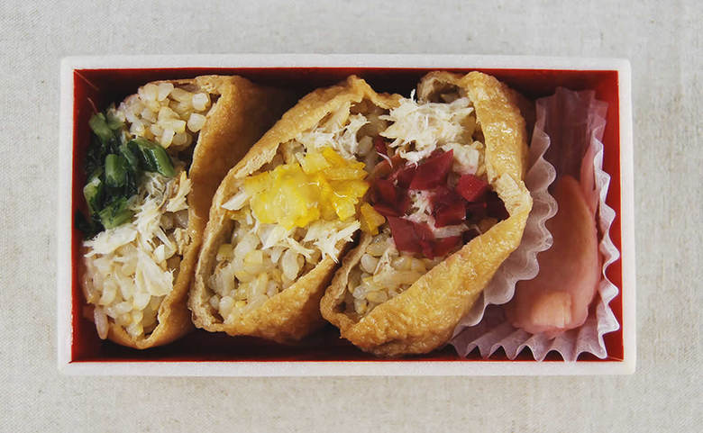 ナチュラルローソンのおすすめお弁当「焼さば玄米いなり寿司 3個入」のパッケージ画像