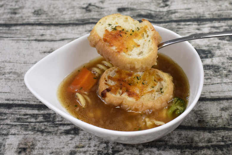 ファミマのおすすめランチ「オニオングラタンスープ」のアップ画像