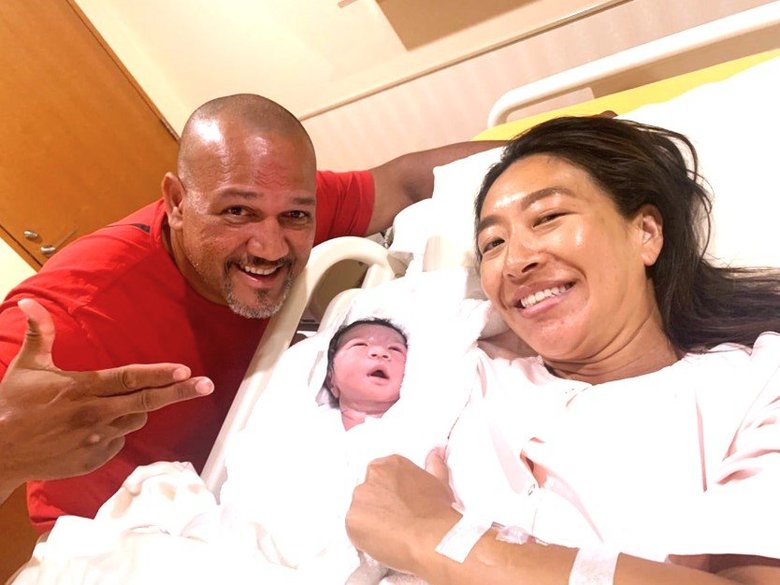 4人目のアンゲくんを出産した直後の美保さんとラミレスさん