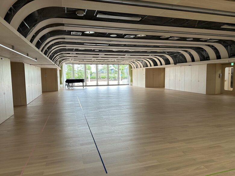 木をふんだんに使った広々としたホール