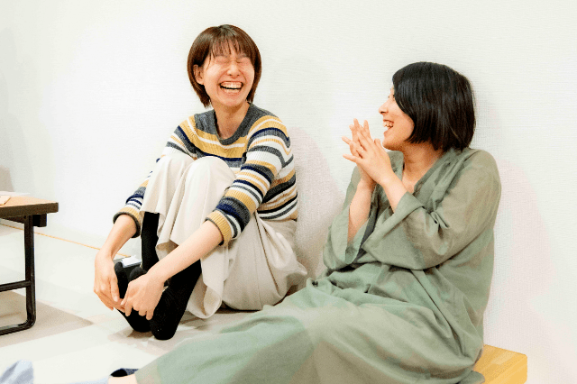 楽しそうに笑い合う安井さん（左）と共同代表の遠又さん（右）