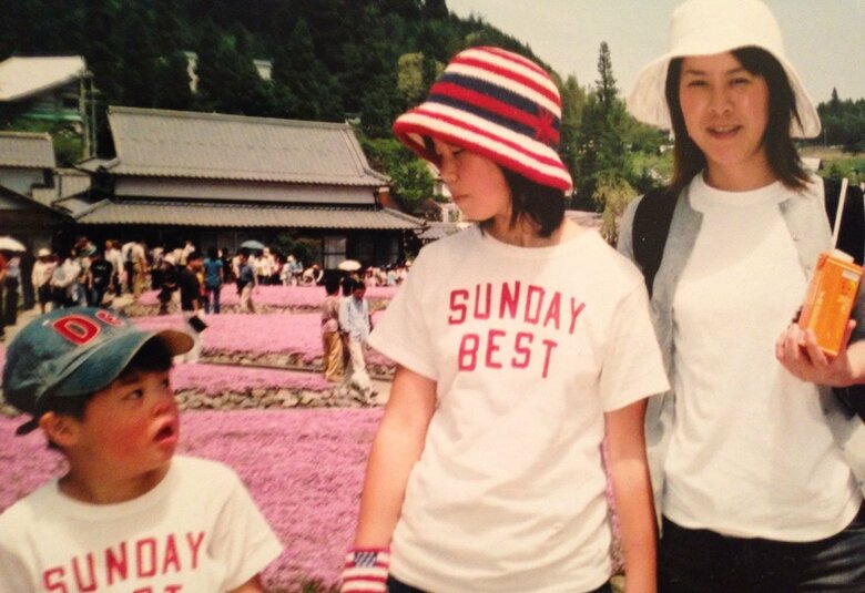 弟・良太さんを見つめる幼少期の岸田さん