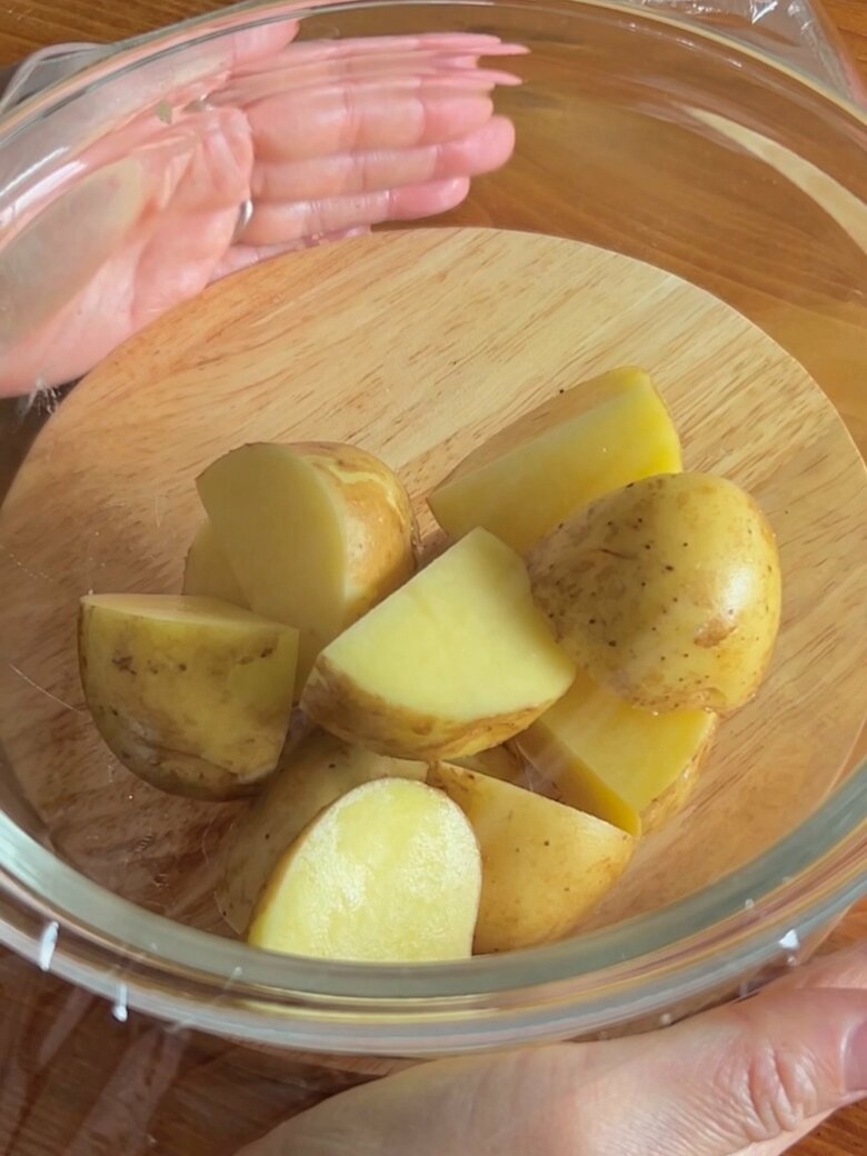 耐熱容器にラップをしたら3分加熱する