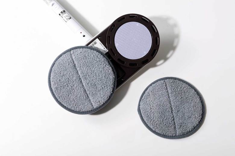 ▲モップパッドの直径は約16cmで、2枚が最初から付属する。別売で「交換用スペアモップパッド」(1180円・税抜)と「屋外用パッド」(925円・税抜)が用意されている。
